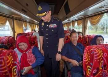 AZRIN Borhan ketika meninjau pemeriksaan Op Khas Pemakaian Tali Pinggang Keledar di Hentian Rehat dan Rawat (R&R) Dengkil (arah utara). - UTUSAN/FAISOL MUSTAFA