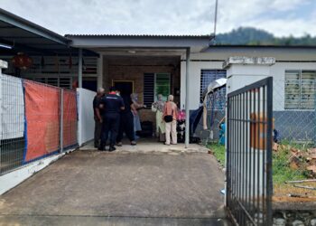 KAKITANGAN forensik hospital dan anggota polis melakukan siasatan lanjut di rumah tiga sekeluarga yang ditemukan maut dalam keadaan mayat yang mereput di Taman Bukit Kristal, Seremban-UTUSAN/NOR AINNA HAMZAH