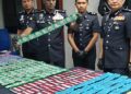 M. KUMAR menunjukkan rampasan dadah pada sidang akhbàr di IPK Johor, Johor Bahru.