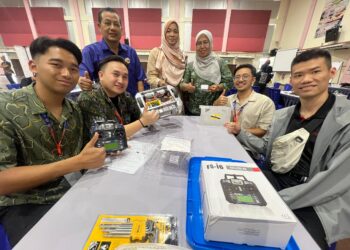 ZAKIAH Mat Jali (berdiri, kanan) bersama belia Brunei di IKTBN Bachok, Kelantan, hari ini. UTUSAN/TOREK SULONG
