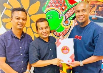 AMIN Zubir Muhammad (dua kiri) menunjukkan kontrak yang ditandatangi Piya untuk bersama AZM Rovers FC di Kota Bharu, Kelantan