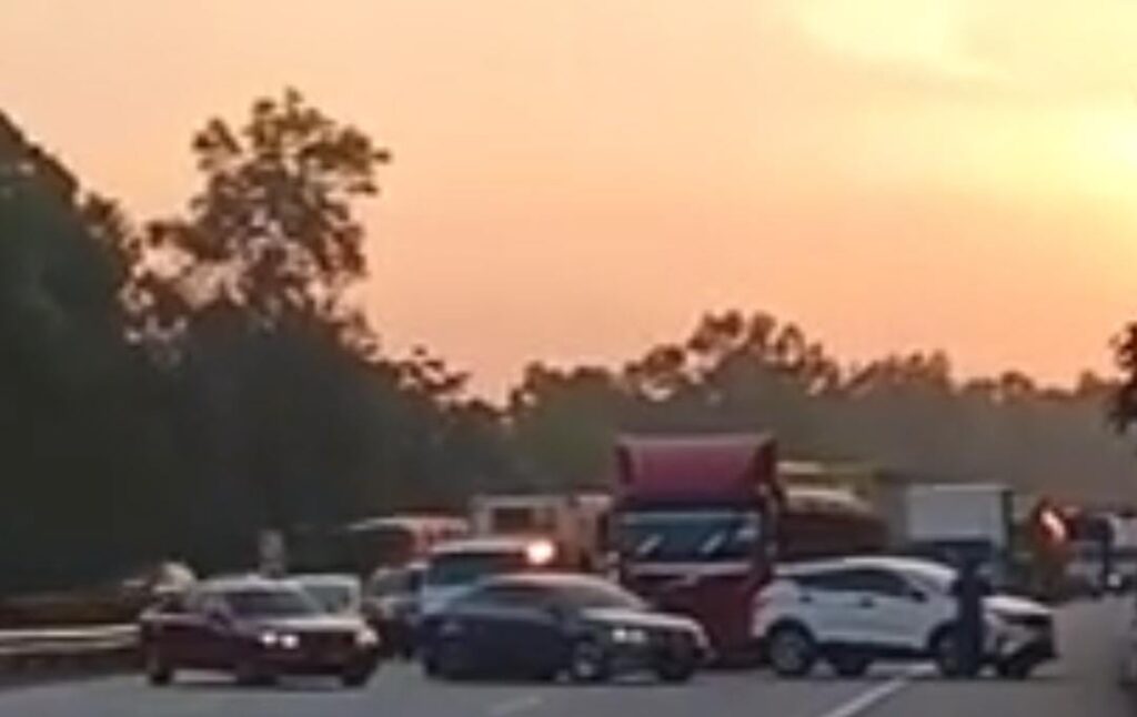 Polis siasat video tiga kereta halang laluan di lebuh raya Polis siasat video tiga kereta halang laluan di lebuh raya