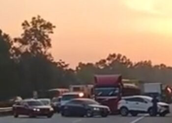 TANGKAP layer video tular memaparkan tiga buah kereta menghalang kenderaan lain di Lebuhraya Utara Selatan (arah Selatan) berhampiran Hentian Rehat Dan Rawat Pedas-Linggi dekat Rembau.