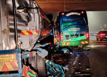 KEADAAN bas persiaran dan lori tangki yang terlibat dalam kemalangan di Kilometer 80.7, Lebuhraya Utara-Selatan, arah selatan di kawasan Batu Pahat.