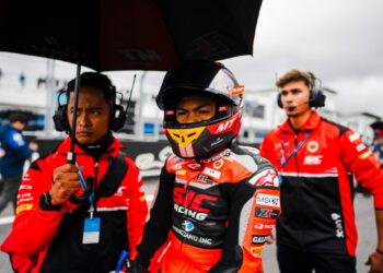 Hakim Danish (tengah) amat memerlukan sokongan krew pasukan untuk memastikan jenteranya mampu bersaing dengan pendahulu keseluruhan, Brian Uriarte menjelang Kejuaraan Dunia FIM JuniorGP di Litar Magny-Cours, Perancis, hujung minggu ini. - Ihsan SIC Racing