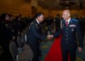 ARMIZAN Mohd Ali bersalaman dengan pegawai KPDN ketika hadir pada Majlis Apresiasi Rakan Strategik Penguatkuasaan di Putrajaya. - UTUSAN/FAISOL MUSTAFA