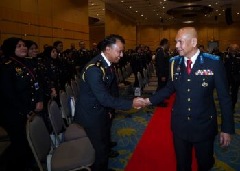 ARMIZAN Mohd Ali bersalaman dengan pegawai KPDN ketika hadir pada Majlis Apresiasi Rakan Strategik Penguatkuasaan di Putrajaya. - UTUSAN/FAISOL MUSTAFA