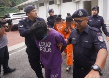 TIGA suspek disambung reman selama 7 hari di Mahkamah Majistret Sepang bagi membantu siasatan kes bunuh penuntut universiti. - UTUSAN/FAISOL MUSTAFA