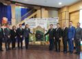 CHAN Kok Heng (enam dari kiri) bersama wakil kumpulan di Bursa Malaysia.