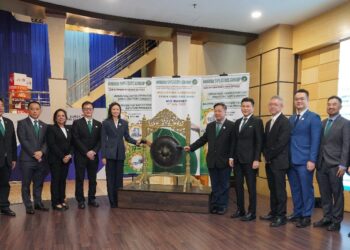 CHAN Kok Heng (enam dari kiri) bersama wakil kumpulan di Bursa Malaysia.