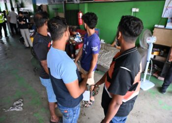 ANTARA warga asing yang ditahan dalam operasi di sekitar Jeram, di Kuala Selangor, Selangor, semalam.