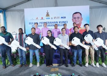 Dato’ Seri Amirudin Shari bergambar bersama sebahagian daripada penerima kunci rumah pada Majlis Penyerahan Kunci Rumah Idaman Melur. Turut mengiringi, YBhg. Tan Sri Dato’ Sri Ir (Dr) Lim Hock San, Pengerusi Eksekutif Kumpulan LBS Bina Group Berhad..- UTUSAN/MOHD FARIZWAN HASBULLAH