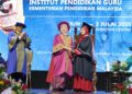 AISYAH Humaira ketika menerima skrol Ijazah Sarjana Muda Perguruan Ambilan Jun 2021 pengkhususan Bahasa Melayu Pendidikan.-UTUSAN/AMIR KHALID