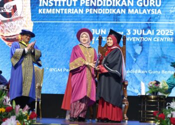 AISYAH Humaira ketika menerima skrol Ijazah Sarjana Muda Perguruan Ambilan Jun 2021 pengkhususan Bahasa Melayu Pendidikan.-UTUSAN/AMIR KHALID