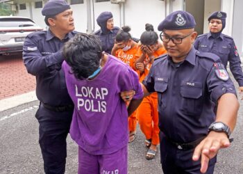 TIGA suspek bunuh penuntut sebuah universiti swasta di Cyberjaya, 24 Jun lalu, dibawa ke Mahkamah Majistret Sepang semalam bagi permohonan lanjutan reman terhadap mereka. – UTUSAN/FAISOL MUSTAFA