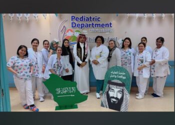 NUR IZATUL AINI (lima kanan) bergambar bersama jururawat di Jabatan Pediatrik, Kompleks Perubatan Tentera Raja Fahd di Jeddah, Arab Saudi. -GAMBAR IHSAN NUR IZATUL AINI