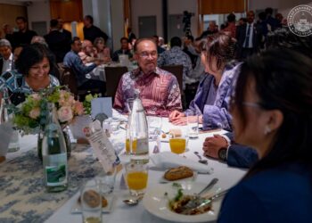 ANWAR Ibrahim ketika mengadakan pertemuan bersama warga Malaysia di Perancis.