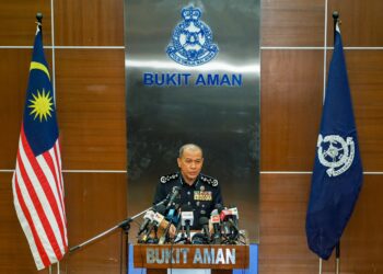 MOHD. Khalid Ismail mengadakan sidang akhbar khas di Menara 1 Bukit Aman di sini hari ini. - UTUSAN/ISKANDAR ISHAK