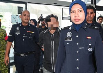 PASANGAN kekasih yang didakwa atas kes rogol melibatkan remaja perempuan berumur 13 tahun ketika dihadapkan ke Mahkamah Sesyen Ampang di sini hari ini. - UTUSAN/SYAKIR RADIN