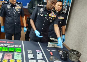 M. KUMAR (tengah) menunjukkan peralatan dan dadah yang dirampas daripada sindiket dadah dalam sidang akhbar di bu pejabat Polis Kontinjen (IPK) Johor, Johor Bahru.
