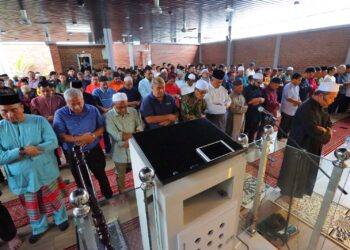 IMAM 1 Masjid Pekan Labu Batu 10, Shafie Rajiman mengimamkan Solat Jumaat di Surau Madani di kawasan R&R Seremban Arah Selatan, hari ini. - UTUSAN/MOHD SHAHJEHAN MAAMIN