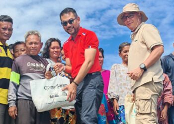 SHAHRUL Azlan Shahriman (tengah) semasa menyampaikan bantuan kepada komuniti B40.