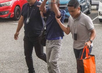 SEORANG lelaki warga emas dihadapkan ke Mahkamah Sesyen Sepang untuk didakwa atas penghantaran komunikasi jelik sifatnya terhadap Yang di-Pertuan Agong, - UTUSAN/FAISOL MUSTAFA