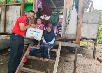 SHAHRUL Azlan Shahriman menyerahkan sumbangan kepada penduduk di Pulau Bum Bum.