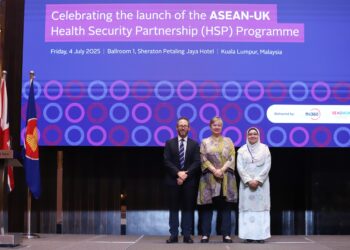 NOR Fariza Ngah (kanan) bersama Sarah Tiffin pada Program Pelancaran ASEAN-UK HSP 2025 di sini hari ini. - UTUSAN/AFIQ RAZALI