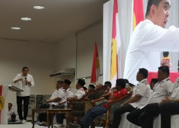 DR. MUHAMMAD Akmal Saleh ketika berucap pada Persidangan Pergerakan Pemuda UMNO Bahagian Seremban di Sikamat, Seremban semalam.-UTUSAN /NUR SHARIEZA ISMAIL