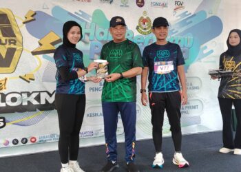ZAKARIA Shaaban (tengah) ketika menyampaikan hadiah kepada peserta IMI Kuala Lumpur Run di Jabatan Imigresen Kuala Lumpur hari ini