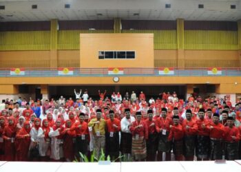 SHAMSUL ANUAR Nasarah (tengah) bergambar dengan para perwakilan yang menghadiri Mesyuarat Perwakilan UMNO Bahagian Iskandar Puteri di Dewan Serbaguna Skudai, Johor Bahru.