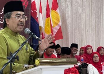 JOHARI Abdul Ghani merasmikan Mesyuarat Perwakilan UMNO Bahagian Parit Sulong di Taman Seri Sulong, Batu Pahat, hari ini.