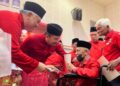 ASYRAF Wajdi Dusuki (dua dari kiri) beramah mesra bersama salah seorang veteran UMNO selepas merasmikan Mesyuarat Perwakilan UMNO Bahagian Arau di Dewan Sivik Arau, Perlis, hari ini. - UTUSAN/ASYRAF MUHAMMAD