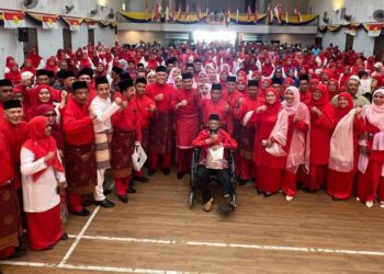 ASYRAF Wajdi Dusuki (tengah) bergambar bersama perwakilan selepas merasmikan Mesyuarat Perwakilan UMNO Bahagian Arau di Dewan Sivik Arau, Perlis, hari ini. - UTUSAN/ASYRAF MUHAMMAD