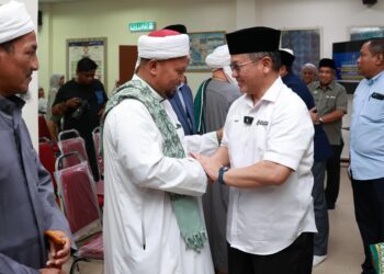 MOHD Na'im Mokhtar (kanan) bersalam dengan warga pondok semasa tiba di Wacana dakwah Al-Falah Memacu Ummah Madani Bersama Institusi Pondok di Pondok Sungai Durian, Kuala Krai, Kelantan-UTUSAN/KAMARUL BISMI KAMARUZAMAN.
