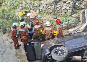 BEBERAPA anggota bomba cuba menyelamatkan mangsa yang terperangkap dalam sebuah Perodua Alza yang terjunam ke dalam sungai di Jalan York, George Town, Pulau Pinang.-GAMBAR/JBPM PULAU PINANG