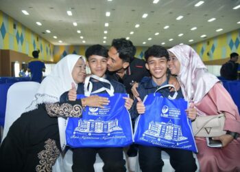 MOHAMAD Mirwansyah Arah dan Mohamad Nirmansyah mendaftar untuk melanjutkan pengajian peringkat diploma di Unimap, Arau, Perlis. - UTUSAN/IZLIZAN OTHMAN
