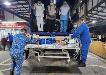 ANGGOTA APM Pasir Puteh bersama petugas kesihatan semasa melakukan tugas memindahkan pesakit obesiti di Hospital Raja Perempuan Zainab II (HRPZ II), Kota Bharu, Kelantan-IHSAN APM