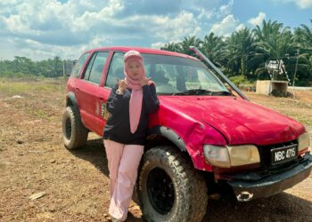 AZLINDA Kasim bersama jentera 4x4 berwarna merah jambunya ketika ditemui di Felda Raja Alias Satu, Jempol, Negeri Sembilan.