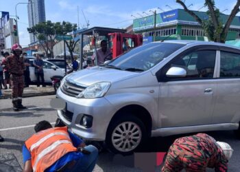 BEBERAPA anggota bomba cuba mengeluarkan seorang penunggang motosikal warga emas yang tersepit selepas terperosok di bawah sebuah Perodua Viva dalam satu kemalangan di Jalan Hikmat-Taman Koperasi Jelutong, George Town, Pulau Pinang pagi tadi.-GAMBAR/JBPM PULAU PINANG