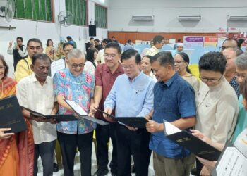 CHOW Kon Yeow (tengah) pada majlis penghargaan komuniti sempena sambutan Hari Warisan George Town di Pusat Belia Lebuh Acheh, George Town, Pulau Pinang hari ini.