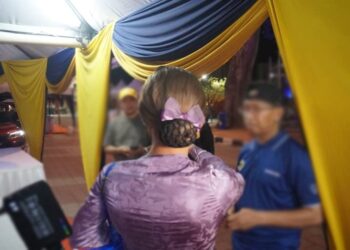 PEGAWAI penguat kuasa  Jabatan Agama Islam Melaka (JAIM) menahan seorang pencipta kandungan  yang berpakaian seperti wanita ketika membuat siaran langsung di aplikasi TikTok di Banda Hilir, Melaka.
