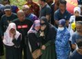 AHLI keluarga sebak melihat anggota bomba bersama anggota pasukan Pertahanan Awam bertungkus lumus mengeluarkan mayat enam beranak yang lemas dalam kereta yang tenggelam di Sungai Korok di Jitra, Kedah hari ini. - UTUSAN/ SHAHIR NOORDIN