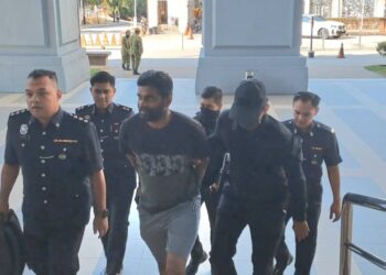K. Nagentheran (tengah) dihadapkan ke Mahkamah Majistret di sini hari ini atas pertuduhan membunuh seorang lelaki dalam satu pergaduhan, di Sentul, Mei lalu.