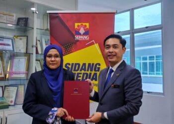 Dr Ani Ahmad (kiri) menerima nota serah tugas daripada Timbalan Yang Dipertua MPSepang, Muhamad Shah Osmin (kanan) pada majlis angkat sumpah di MPSepang.
