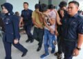 EMPAT rakan dijatuhi hukuman penjara tiga bulan selepas mengaku bersalah atas pertuduhan mencuri mesin penapis air di dua buah masjid berasingan di Mantin dan Lenggeng dekat Nilai, Seremban pada 30 Jun dan 1 Julai lalu.-UTUSAN/MOHD. SHAHJEHAN MAAMIN.