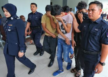 EMPAT rakan dijatuhi hukuman penjara tiga bulan selepas mengaku bersalah atas pertuduhan mencuri mesin penapis air di dua buah masjid berasingan di Mantin dan Lenggeng dekat Nilai, Seremban pada 30 Jun dan 1 Julai lalu.-UTUSAN/MOHD. SHAHJEHAN MAAMIN.