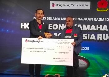 PENGARAH Urusan HLYM, Profesor Datuk Dr. Jim Khor(kiri) memberi cek penajaan sebanyak RM200, 000 kepada Presiden Kesatuan Ragbi Malaysia (KRM), Amir Amri Mohamad pada majlis menandatangani kerjasama KRM–HLYM di Sungai Buloh.