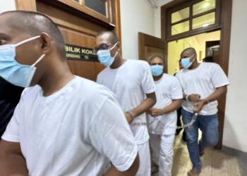 EMPAT individu yang diperintah membela diri atas pertuduhan membunuh T.Nhaveen pada 2017, di bawa ke Kompleks Mahkamah Pulau Pinang, di George Town, hari ini.